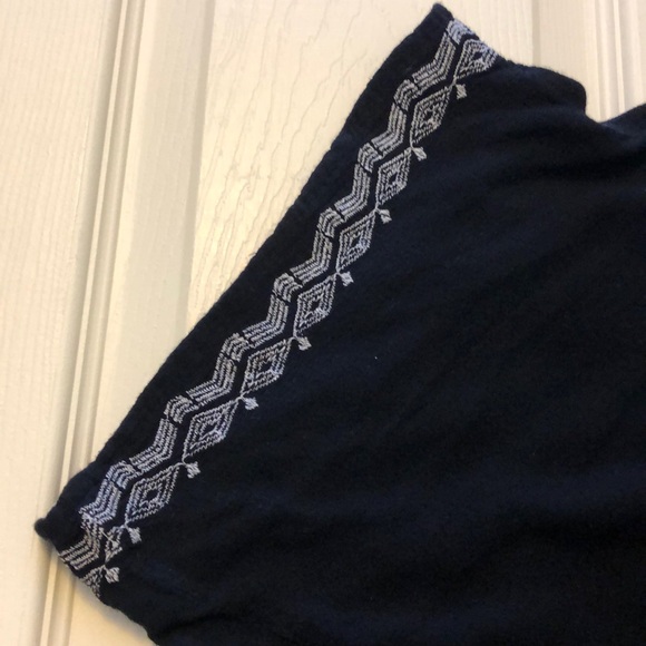 Black and white embroidered flowy shirt - Picture 2 of 3